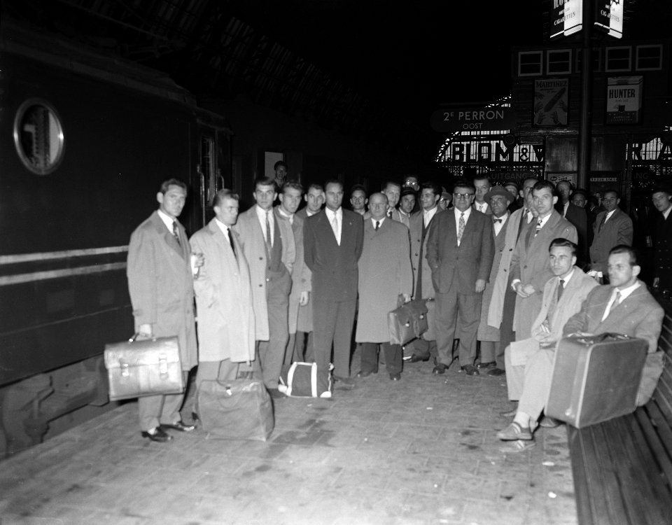 Aankomst Oostenrijks team op Centraal Station, Bestanddeelnr 908-9726