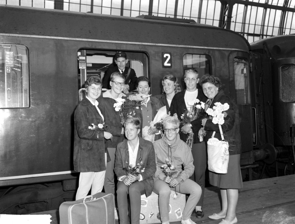 Aankomst op Centraal Station te Amsterdam, de zwemsters v HDZ, de ploeg v.l.n.r., Bestanddeelnr 914-1490