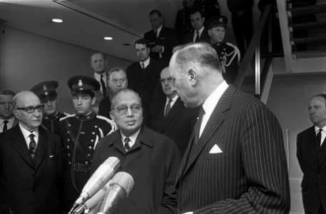 Aankomst Oe Thant op Schiphol afgehaald door minister Luns, Bestanddeelnr 921-2344