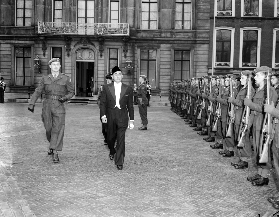 Aanbieding van de geloofsbrieven aan koningin Juliana door de ambassadeur van In, Bestanddeelnr 907-4476