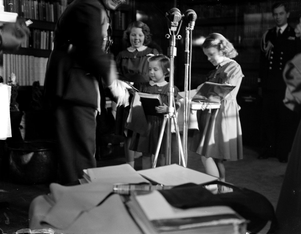 Aanbieding van 7 fotoalbums door kolonel W.J.van Gulik aan koningin Juliana en d, Bestanddeelnr 903-2093