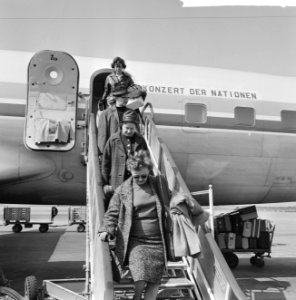 Aankomst op Schiphol artiesten welke meewerken aan het Concert of the Nations , Bestanddeelnr 916-2888
