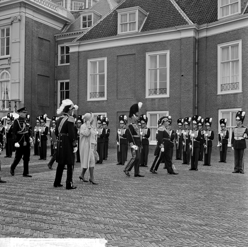 Aankomst op paleis Huis ten Bosch, inspectie erewacht door prins Bernhard, konin, Bestanddeelnr 916-8584