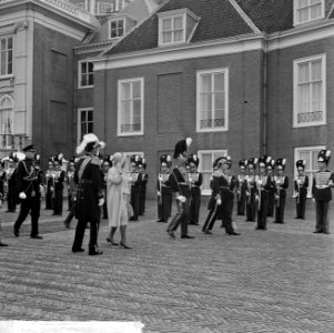 Aankomst op paleis Huis ten Bosch, inspectie erewacht door prins Bernhard, konin, Bestanddeelnr 916-8584