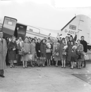 Aankomst op Schiphol medewerkenden Holiday on Ice . De groep voor het vliegtui, Bestanddeelnr 912-2102 photo