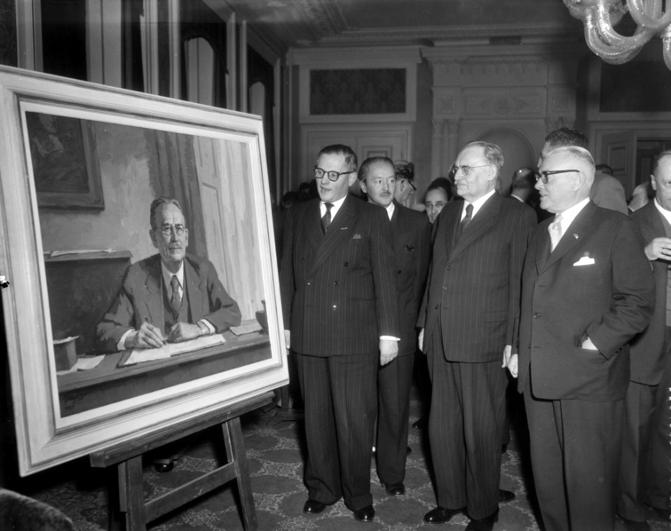 Aanbieding portretschilderij van Dr. W. Drees namens de PvdA aan de Tweede Kamer, Bestanddeelnr 909-3066
