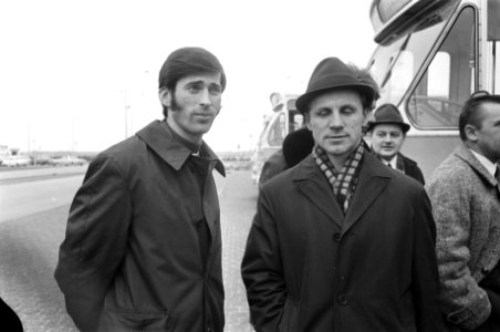 Aankomst op Schiphol (l.) Deyna en (r.) trainer Zientara, Bestanddeelnr 923-4328