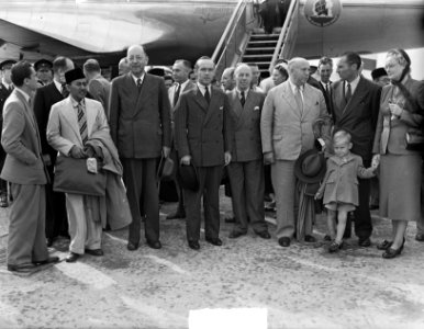 Aankomst op Schiphol Dr. Van Roijen , Cohen, Riem, Bestanddeelnr 903-5353