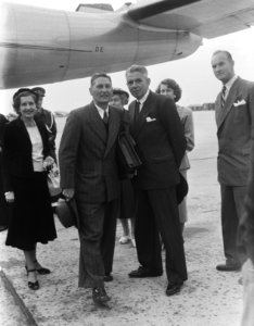 Aankomst op Schiphol Gouverneur van Nieuw Guinea Van Waardenburg, Bestanddeelnr 904-1375