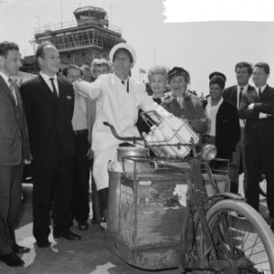 Aankomst Norman Wisdom op Schiphol, Norman Wisdom op de transportfiets, Bestanddeelnr 917-9742 photo