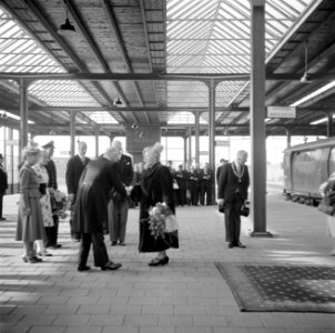 Aankomst op het Amstelstation, voor haar laatste intocht in Amsterdam als regere, Bestanddeelnr 255-7248