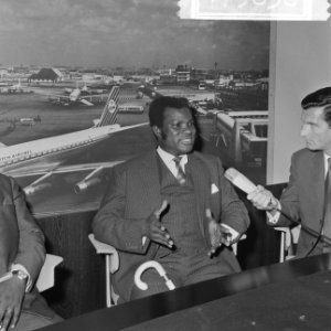 Aankomst Kwesi Armah (adviseur president N. Kruman ) o Schiphol tijdens persconf, Bestanddeelnr 917-9858
