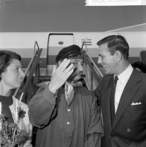 Aankomst Norman Wisdom op Schiphol, Norman Wisdom op vliegtuigtrap met boertje, Bestanddeelnr 917-9744