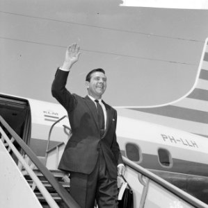 Aankomst Norman Wisdom op Schiphol, Norman Wisdom op vliegtuigtrap, Bestanddeelnr 917-9743