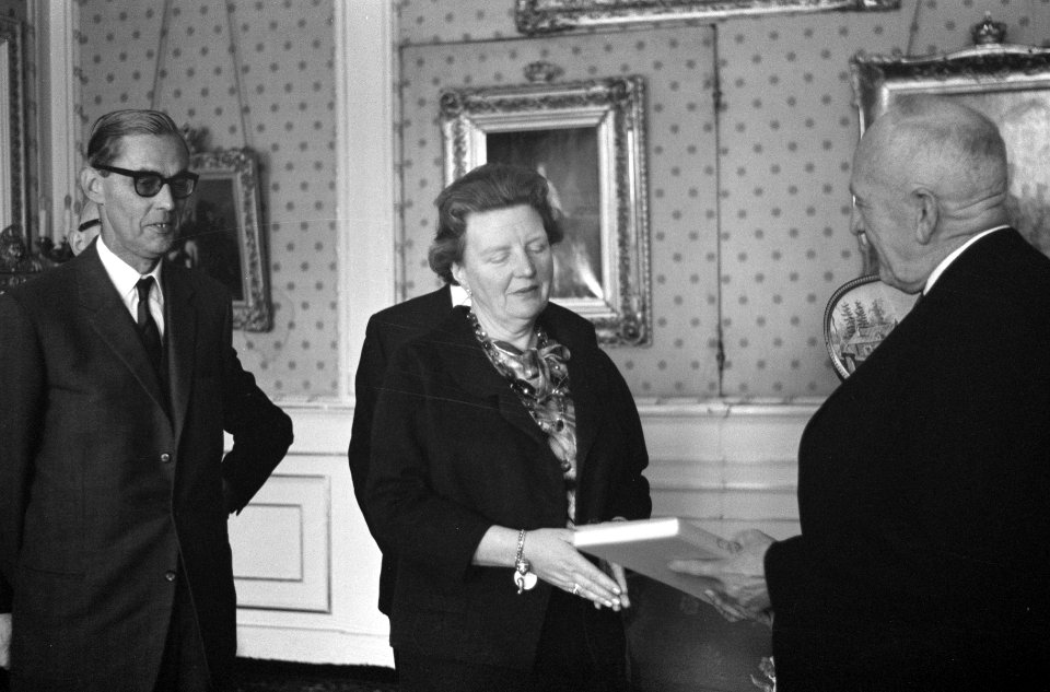 Aanbieding gedenkboek aan koningin Juliana door de Centrale Aalsmeerse Veiling, Bestanddeelnr 913-6125