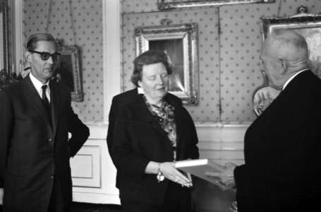 Aanbieding gedenkboek aan koningin Juliana door de Centrale Aalsmeerse Veiling, Bestanddeelnr 913-6125