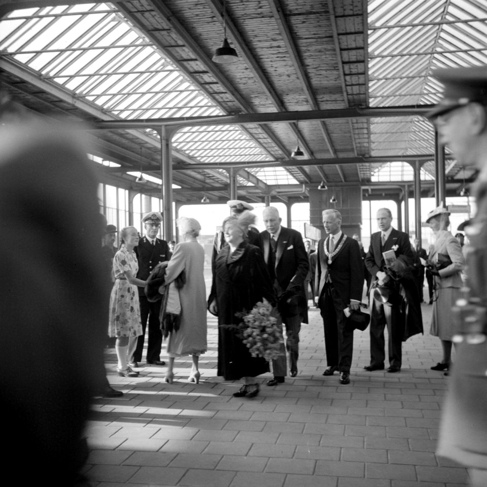 Aankomst op het Amstelstation, voor haar laatste intocht in Amsterdam als koningin-regentes, Bestanddeelnr 255-7249