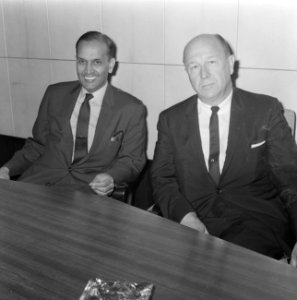 Aankomst onder secretaris VN Narasimhan (links) en de heer Van Name (architect V, Bestanddeelnr 919-3677