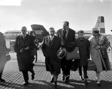 Aankomst minister van Buitenlandse Zaken mr. J. M. A. H. Luns op Schiphol, Bestanddeelnr 910-2894