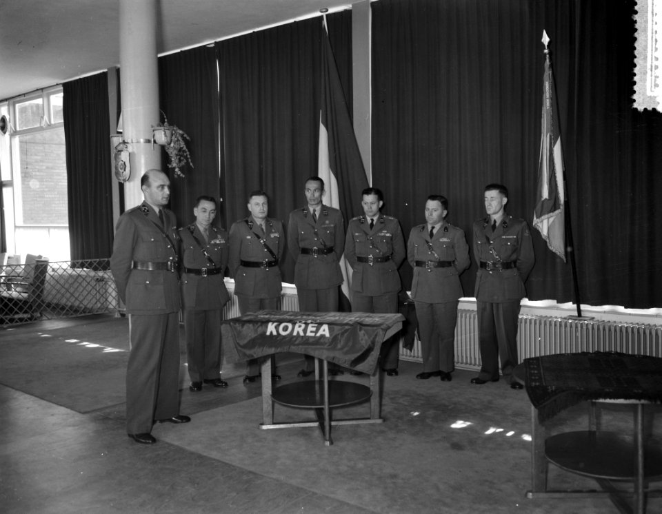Aanbieding geschenk Nederlandse detachering Verenigde Naties in Oirschot Van li, Bestanddeelnr 908-1006