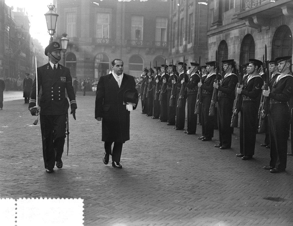 Aanbieding van geloofsbrieven aan koningin Juliana door Dr. V.G. Ricardo, de amb, Bestanddeelnr 907-4395