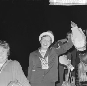 Aankomst Olympische ploeg op Schiphol, Erica Terpstra (zwemmen), Bestanddeelnr 917-0778