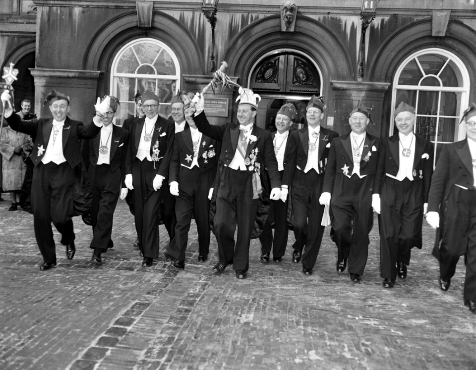 Aanbieding petitie door Limburgse Carnavalsvereniging De Tempelers aan voorzit, Bestanddeelnr 906-9858