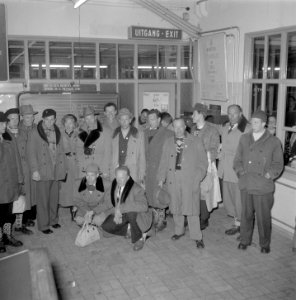 Aankomst Noorse en Nederlandse schaatsers uit Davos o.a. Van de Voort , Huiskers, Bestanddeelnr 906-2928