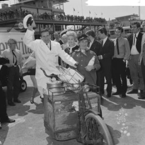 Aankomst Norman Wisdom op Schiphol, als dwaze melkboer stapte hij op een transpo, Bestanddeelnr 917-9740