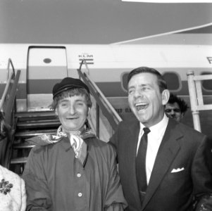 Aankomst Norman Wisdom op Schiphol, Norman Wisdom met boertje, Bestanddeelnr 917-9746 photo