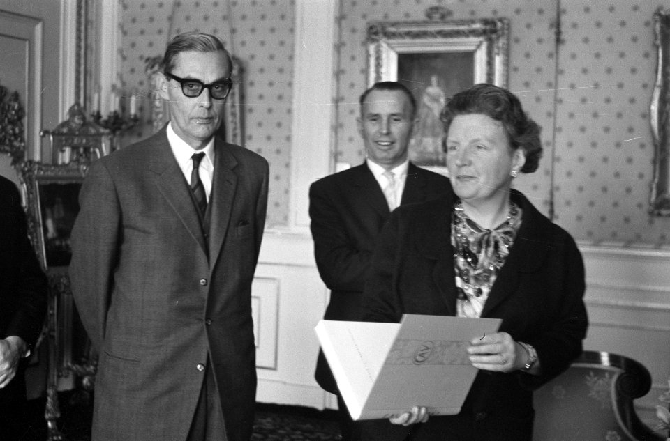 Aanbieding gedenkboek aan koningin Juliana door de Centrale Aalsmeerse Veiling, Bestanddeelnr 913-6126