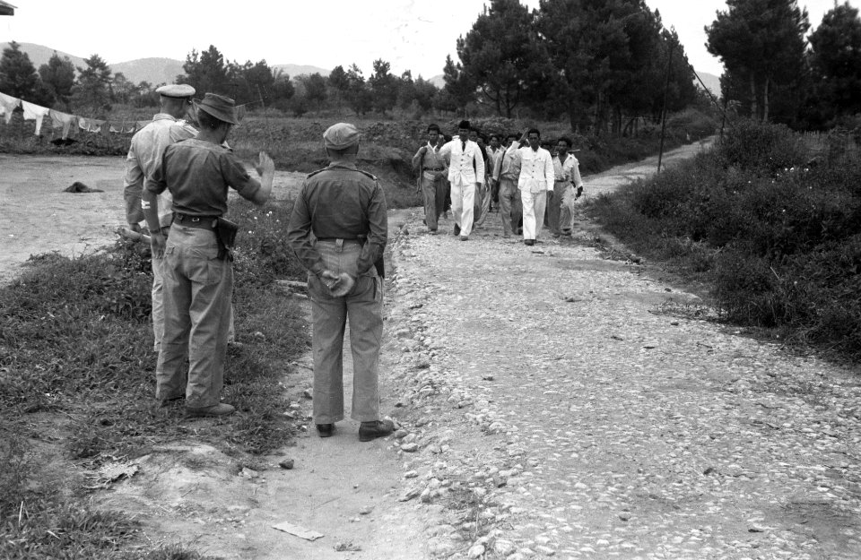Aan de grens van Sidikalang komt een grote groep politie van de TNI zich, met hu, Bestanddeelnr 5266