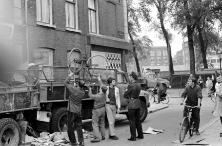 Aan de Kleine Kattenburgerstraat wordt de huisraad op een vrachtwagen geladen, Bestanddeelnr 919-5269