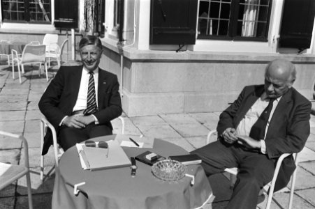 Aan de linkerzijde formateur Dries van Agt (CDA) en rechts Joop den Uyl (PvdA) i, Bestanddeelnr 931-6592
