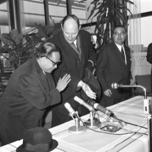 Aankomst minister Soebandrio Indonesie en echtgenote op Schiphol, minister Soeba, Bestanddeelnr 916-2546