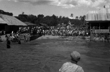 Aan de oever van een meer (Tobameer) staat een massa Indonesiërs. Aan de ander, Bestanddeelnr 2963