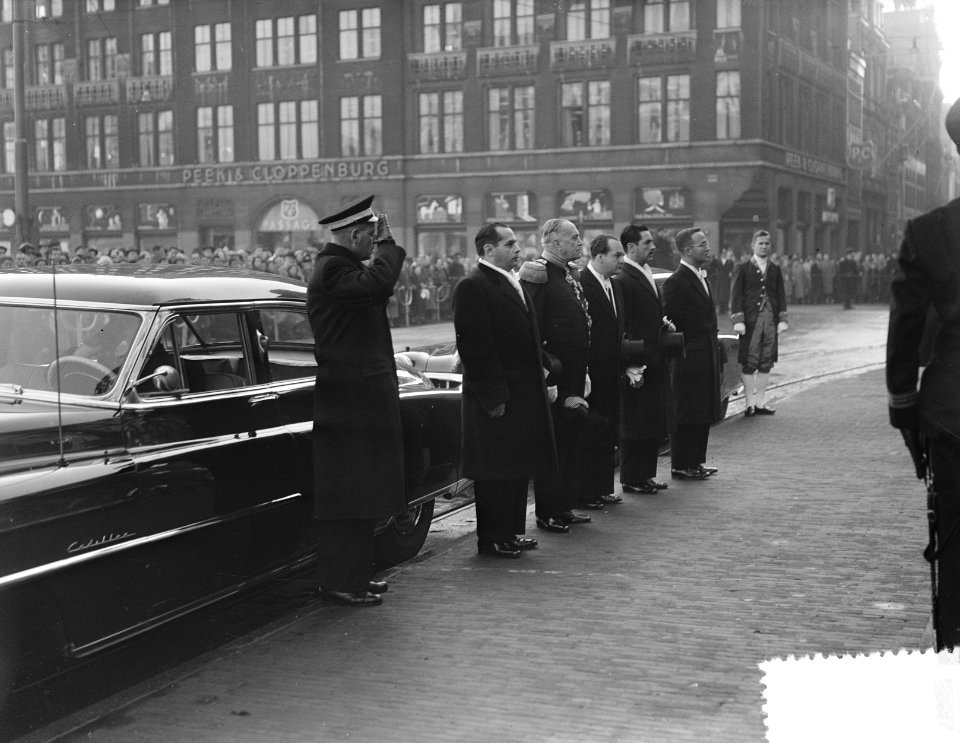 Aanbieding van geloofsbrieven aan koningin Juliana door Dr. V.G. Ricardo, de amb, Bestanddeelnr 907-4396