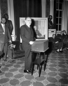 Aanbieding portretschilderij van Dr W Drees namens de PVDA aan de Tweede Kamer, Bestanddeelnr 909-3065
