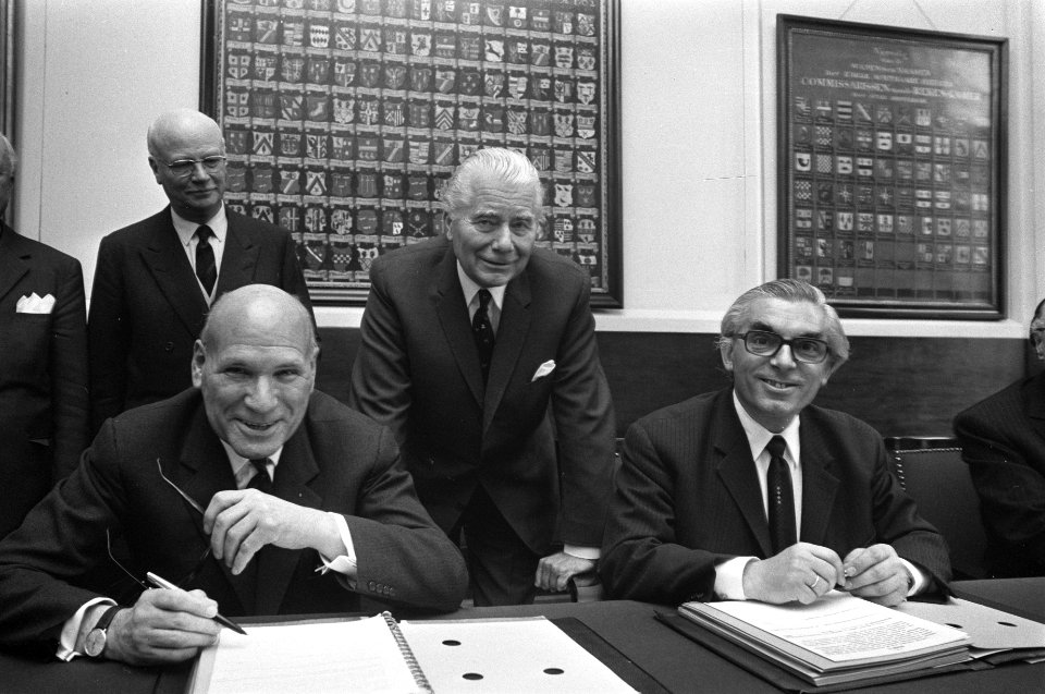 Aan de tafel v.l.n.r. Zwolsman, Wunnink (directeur Carre) en Wethouder Polak, Bestanddeelnr 925-5631