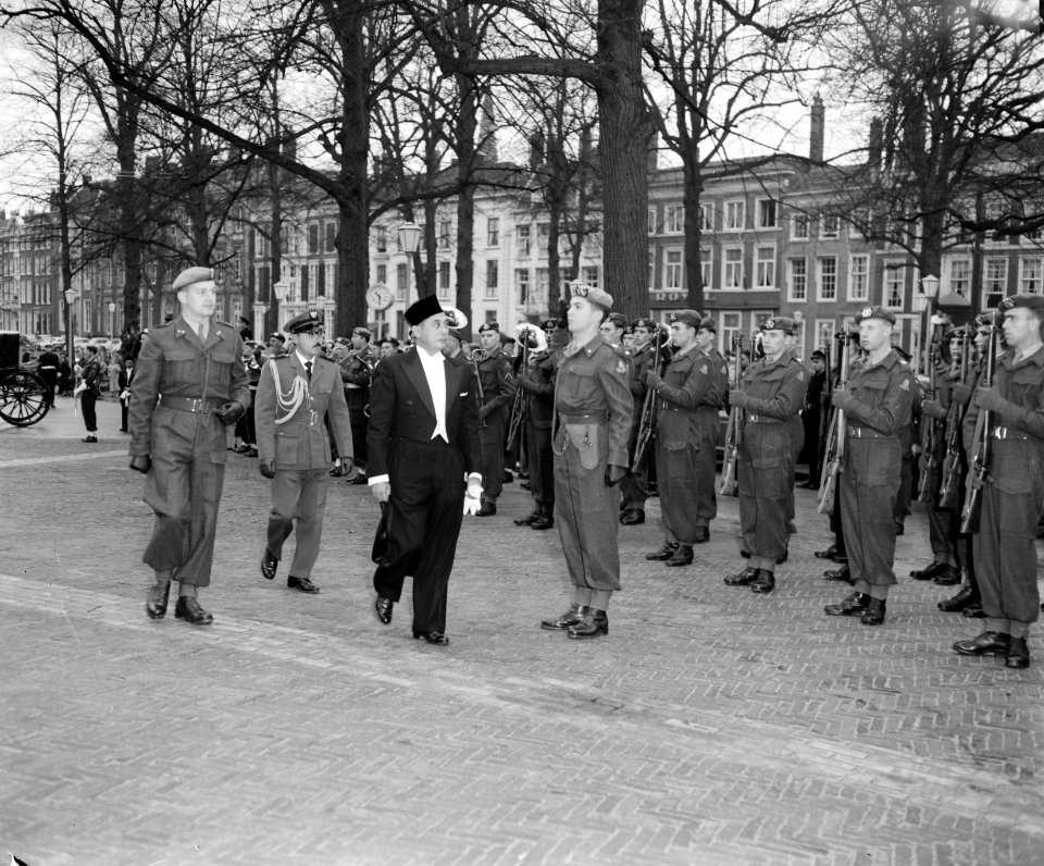 Aanbieding van de geloofsbrieven aan koningin Juliana door de ambassadeur van In, Bestanddeelnr 907-4478