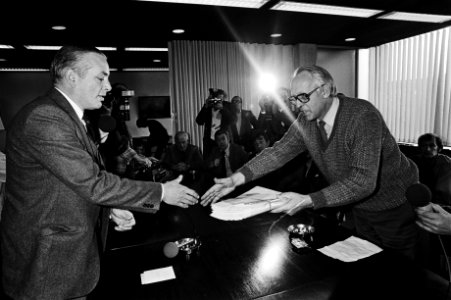 Aanbieding van een petitie aan drs. J.P. Hilby van van Gelder op het hoofdkantoo, Bestanddeelnr 930-5232