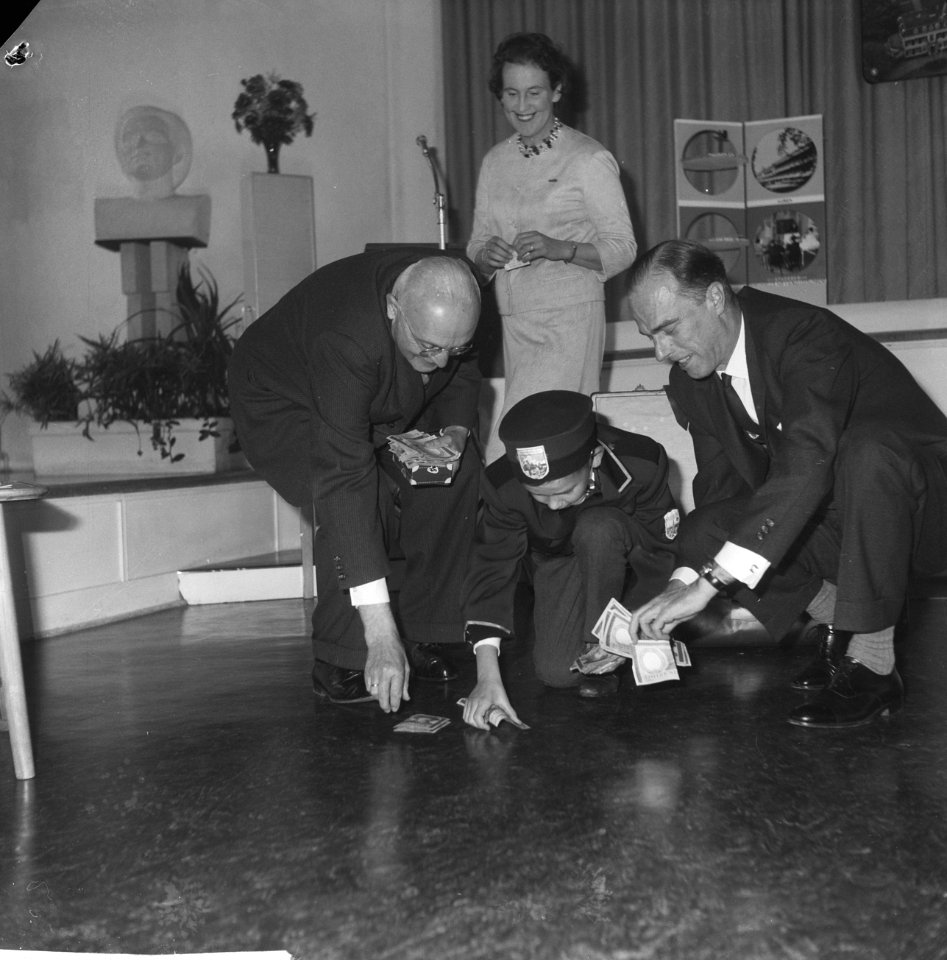 Aanbieding som geld aan Studentensanatorium. Pr. Heringa , Rudi de Ridder , de J, Bestanddeelnr 913-1349