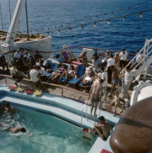 Aan boord vannhet schip Jerusalem Passagiers zonnen aan dek in ligstoelen rond , Bestanddeelnr 255-9207