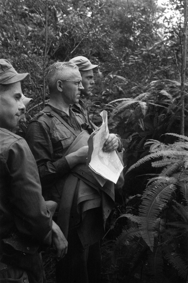Aan de hand van zijn stafkaart verkent luitenant-kolonel J.A.J. de Groot uit Bra, Bestanddeelnr 2112