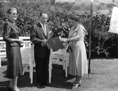 Aanbieding oorkonde door de president van de Raad van Synagogen in Amerika, de h, Bestanddeelnr 907-2345