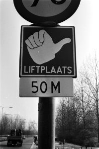 Aan de Gooiseweg in Amsterdam 1e officiele liftplaats van Nederland in gebruik genomen, bord dat de liftplaats aangeeft, Bestanddeelnr 931-4254