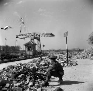 Aan de IJsselkade houdt een Canadese wachtpost vijandelijke snipers aan de overkant, Bestanddeelnr 900-2463