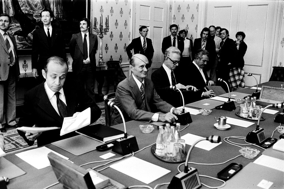 Aan de conferentietafel Dayan met ooglapje, Bestanddeelnr 930-3734