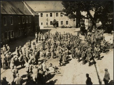 Aan de Somme gevangengenomen Franschen in den hof van een Kasteel te Hamm, Bestanddeelnr 158-2908
