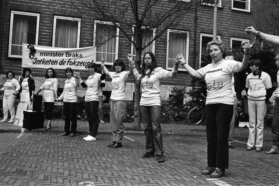 Aanbieding kettingbrieven Ontketen de fokzeug bij minister van Landbouw, Bestanddeelnr 932-9719